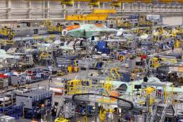 Traslado del primer F-35 alem�n en la gigantesca FAL de Fort Worth. (Foto Lockheed Martin)