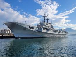 El portaaviones �Giuseppe Garibaldi� atracado en el puerto de Napoles. Cuando todav�a estaba en servicio en la MM. (foto Benzekre)