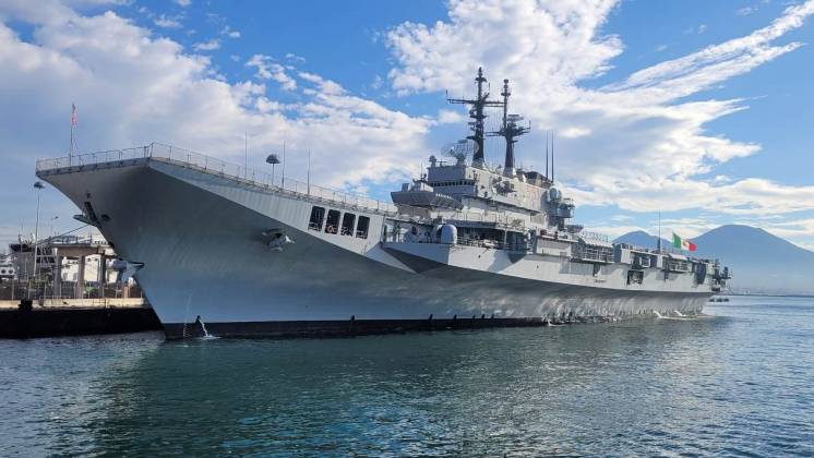 El portaaviones �Giuseppe Garibaldi� atracado en el puerto de Napoles. Cuando todav�a estaba en servicio en la MM. (foto Benzekre)