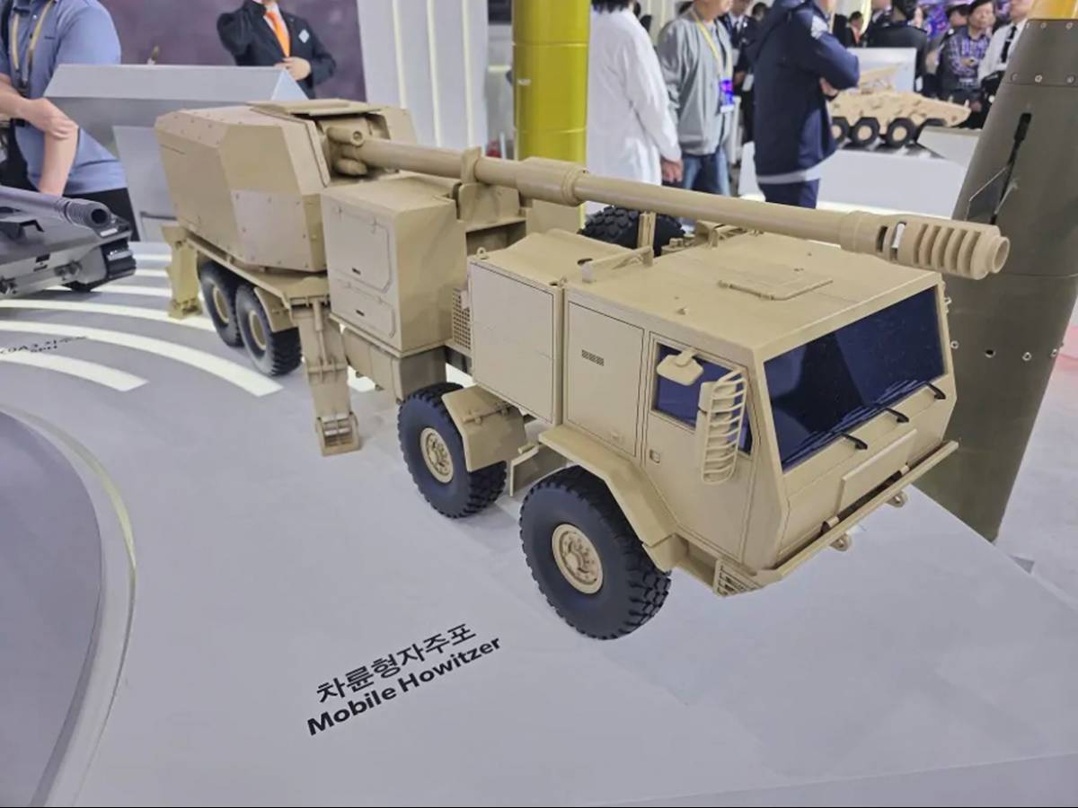 Esta maqueta da una idea del concepto que podría surgir, usando tecnología procedente de Corea del Sur, en torno al futuro sistema de artillería autopropulsada sobre ruedas para el Ejército de Tierra. (Hanwha Aerospace) Esta maqueta da una idea del concepto que podría surgir, usando tecnología procedente de Corea del Sur, en torno al futuro sistema de artillería autopropulsada sobre ruedas para el Ejército de Tierra. (Hanwha Aerospace)