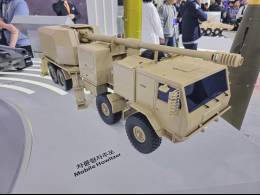 Esta maqueta da una idea del concepto que podr�a surgir, usando tecnolog�a procedente de Corea del Sur, en torno al futuro sistema de artiller�a autopropulsada sobre ruedas para el Ej�rcito de Tierra. (Hanwha Aerospace)