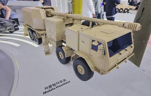 Esta maqueta da una idea del concepto que podr�a surgir, usando tecnolog�a procedente de Corea del Sur, en torno al futuro sistema de artiller�a autopropulsada sobre ruedas para el Ej�rcito de Tierra. (Hanwha Aerospace)