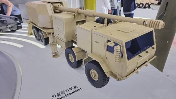Esta maqueta da una idea del concepto que podr�a surgir, usando tecnolog�a procedente de Corea del Sur, en torno al futuro sistema de artiller�a autopropulsada sobre ruedas para el Ej�rcito de Tierra. (Hanwha Aerospace)