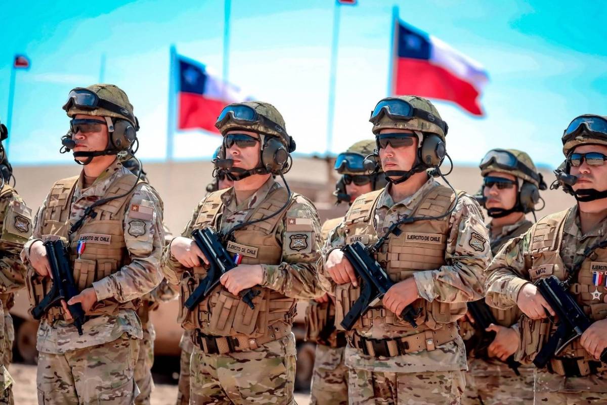 Miembros del Ej�rcito de Chile con el sistema de comunicaci�n INTERAS 6610 de Aselsan.