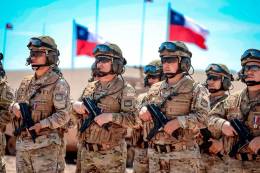 Miembros del Ej�rcito de Chile con el sistema de comunicaci�n INTERAS 6610 de Aselsan.