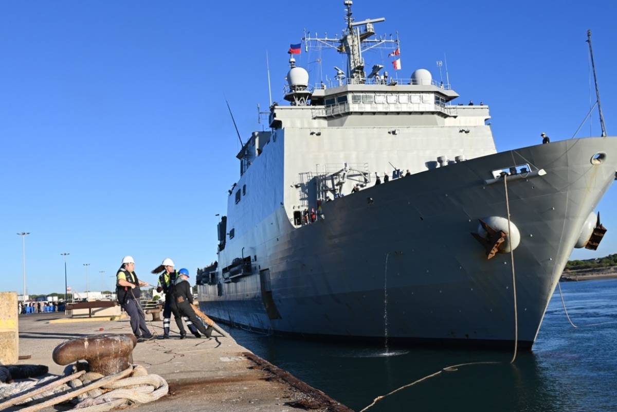 El LPD “Galicia” durante una maniobra de atraque. (foto Julio Maíz) El LPD “Galicia” durante una maniobra de atraque. (foto Julio Maíz)