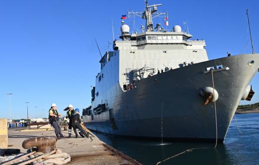 El LPD �Galicia� durante una maniobra de atraque. (foto Julio Ma�z)
