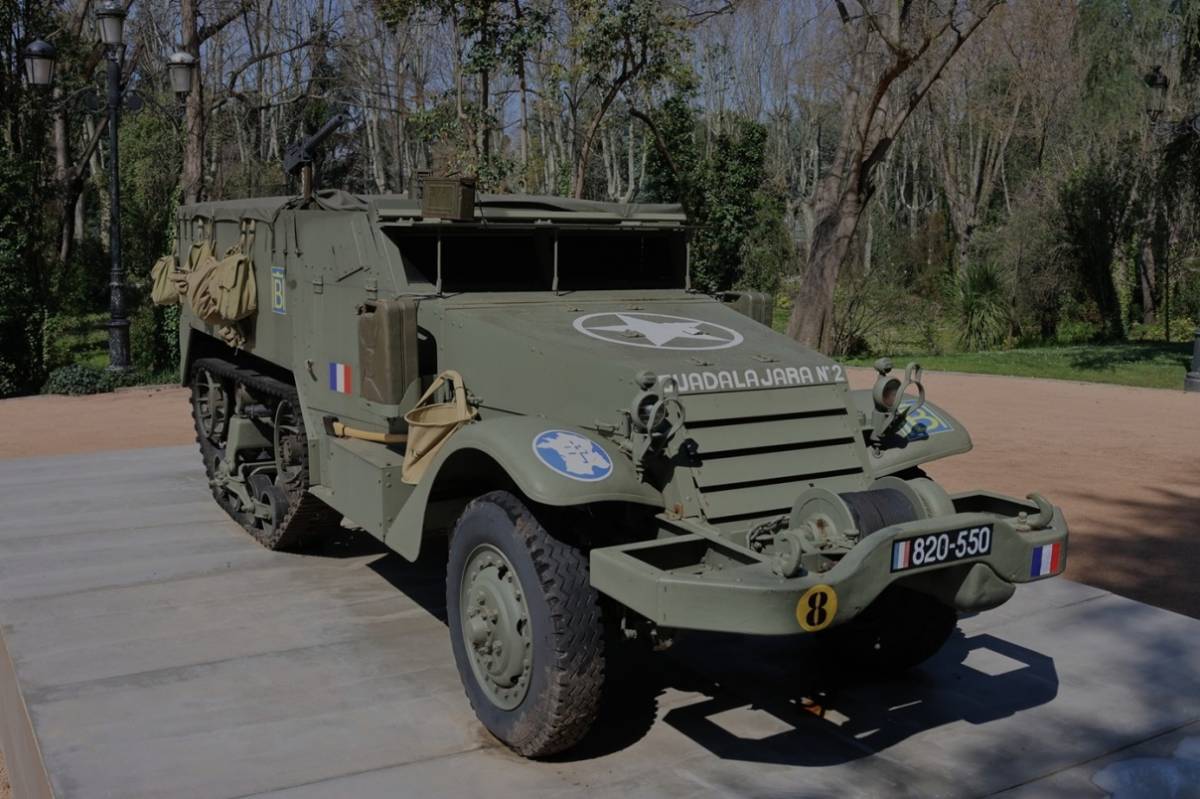 El semioruga M3 con el rotulo de �Guadalajara n�2� expuesto en el Campo del Moro. (foto: Julio Ma�z)