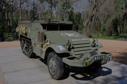 El semioruga M3 con el rotulo de �Guadalajara n�2� expuesto en el Campo del Moro. (foto: Julio Ma�z)