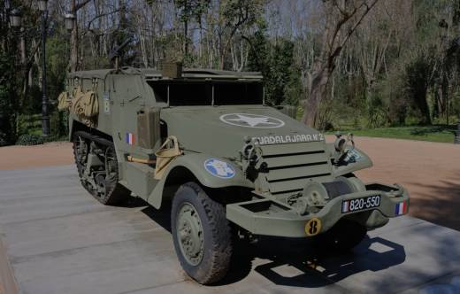 El semioruga M3 con el rotulo de �Guadalajara n�2� expuesto en el Campo del Moro. (foto: Julio Ma�z)