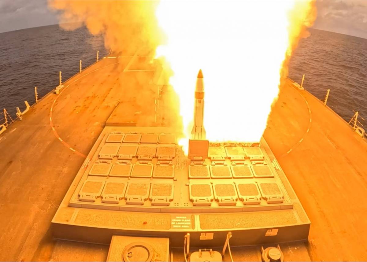 Un misil SM-3 saliendo del MK41 de un destructor Arleigh Burke (US Navy)