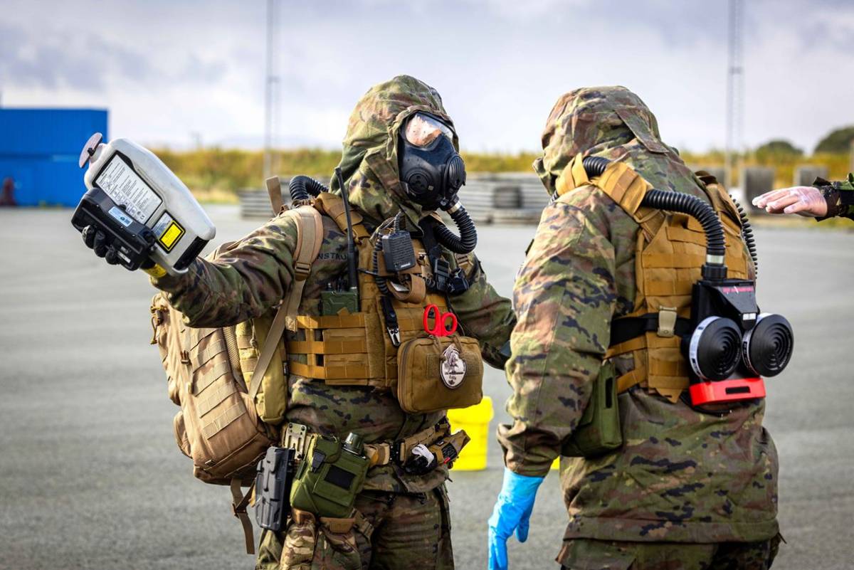 Los especialistas NRBQ del Escuadr�n de Apoyo al Despliegue A�reo disponen de avanzado equipamiento. (Ole Andreas Vekve)