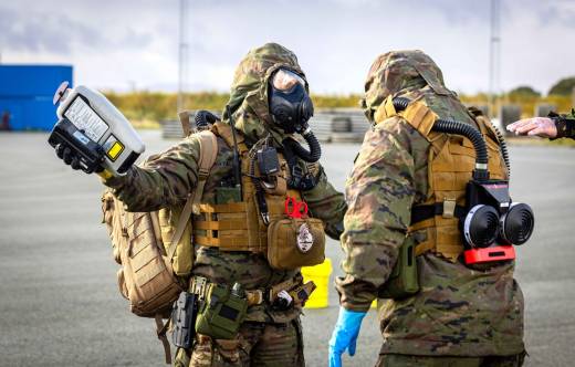 Los especialistas NRBQ del Escuadr�n de Apoyo al Despliegue A�reo disponen de avanzado equipamiento. (Ole Andreas Vekve)
