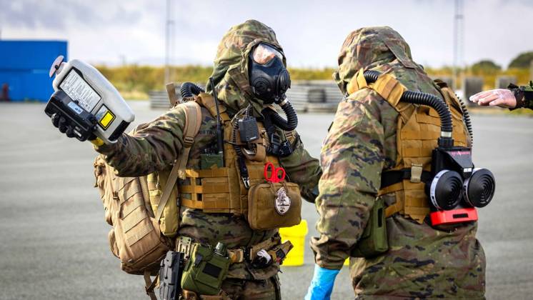 Los especialistas NRBQ del Escuadr�n de Apoyo al Despliegue A�reo disponen de avanzado equipamiento. (Ole Andreas Vekve)