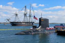 La fragata USS Constitution navega junto al submarino de ataque de propulsi�n nuclear USS Massachusetts (SSN 798) durante la ceremonia de puesta en servicio. (foto US Navy)
