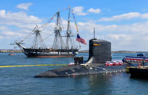 La fragata USS Constitution navega junto al submarino de ataque de propulsi�n nuclear USS Massachusetts (SSN 798) durante la ceremonia de puesta en servicio. (foto US Navy)