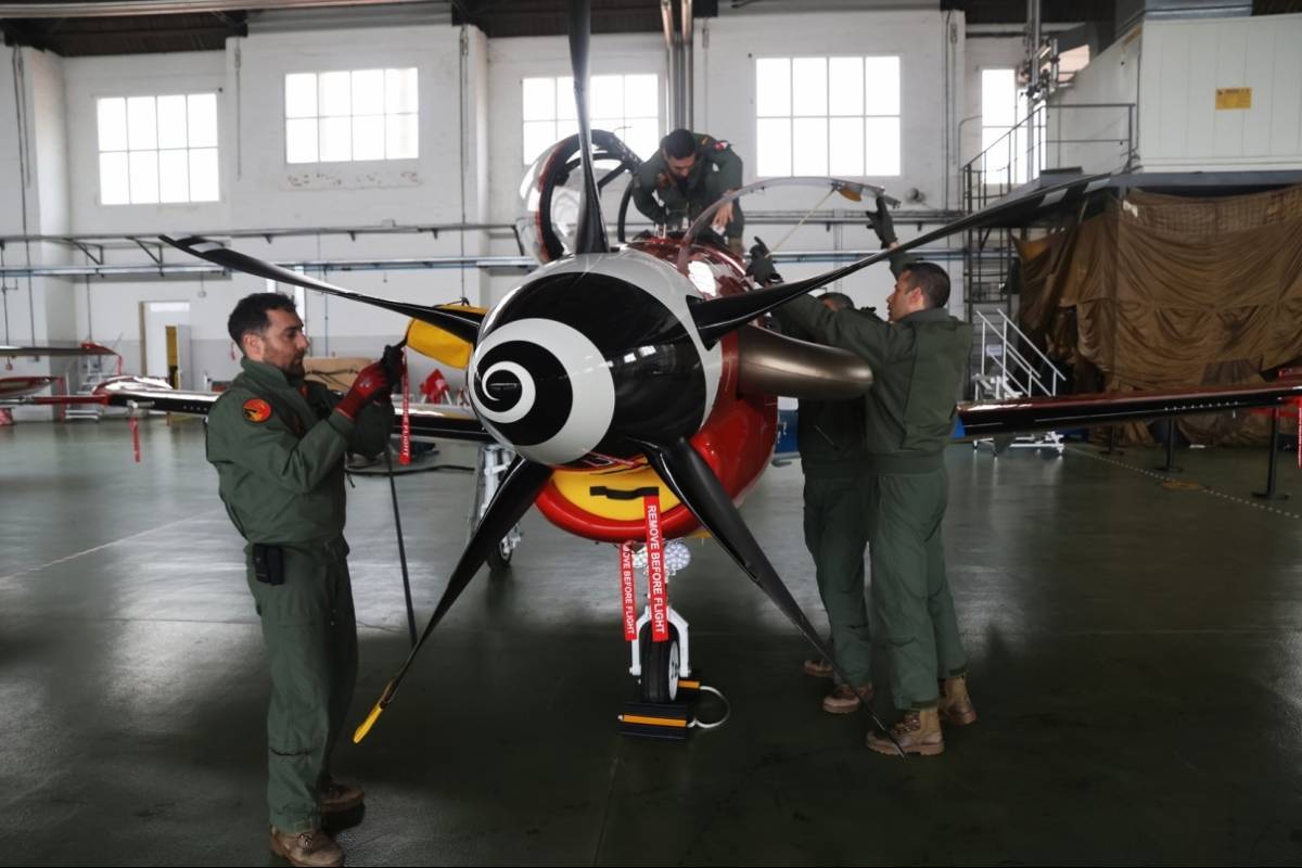 Los mec�nicos del Grupo de Ensayos en Vuelo (GEV) son claves para la operatividad de sus diferentes aeronaves, incluidos sus nuevos PC-21.