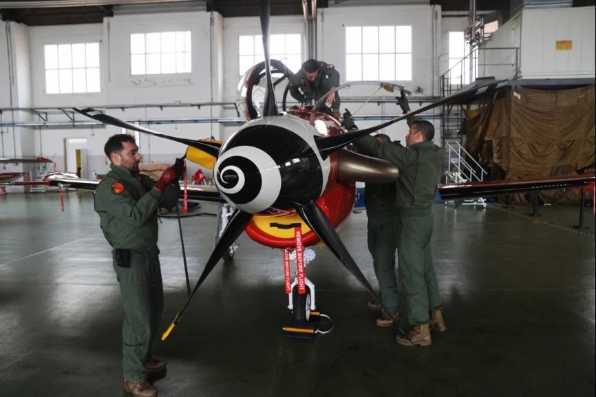 Los mecánicos del Grupo de Ensayos en Vuelo (GEV) son claves para la operatividad de sus diferentes aeronaves, incluidos sus nuevos PC-21.