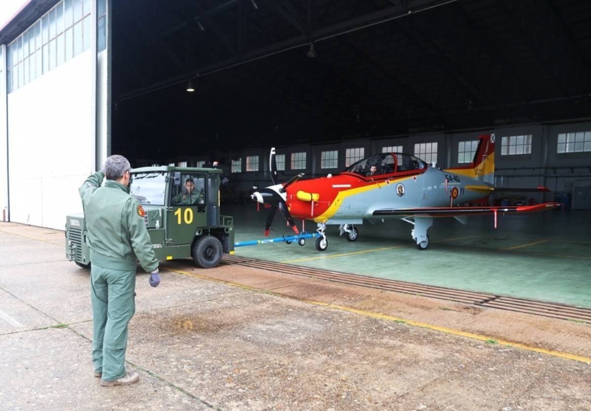 Uno de los PC-21 saliendo del hist�rico hangar del CLAEX, construido en 1943, fruto de un, por entonces, novedoso dise�o del ingeniero Eduardo Torroja.