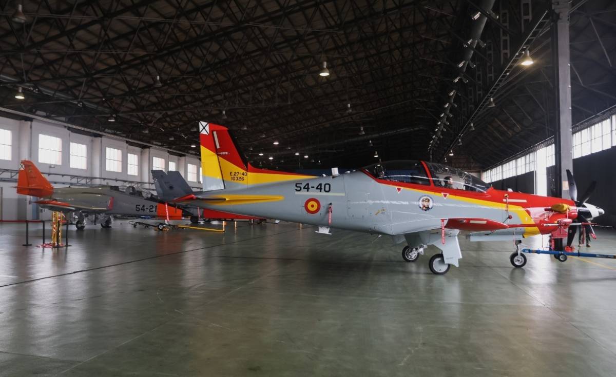 Uno de los nuevos PC-21, al fondo se ve uno de los CASA C-101, a los que complementan al servicio del GEV.