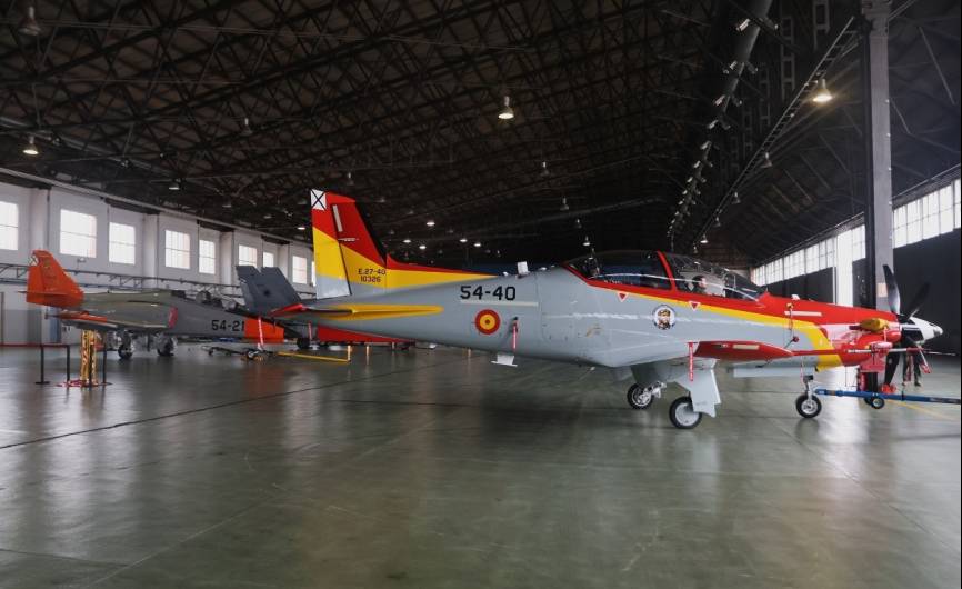 Uno de los nuevos PC-21, al fondo se ve uno de los CASA C-101, a los que complementan al servicio del GEV.