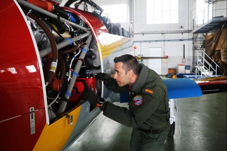 Uno de los suboficiales mecánicos del GEV revisa el motor de un PC-21, su trabajo es fundamental para la eficacia de los aviones.