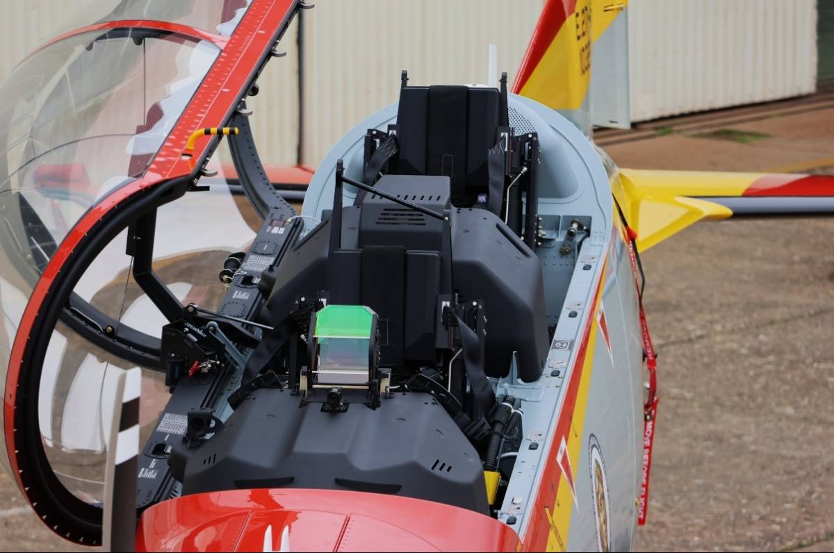 Detalle de la cabina del PC-21, se aprecia en el puesto delantero la pantalla del HUD.