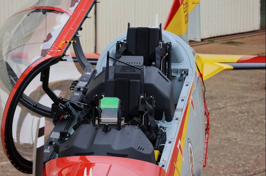 Detalle de la cabina del PC-21, se aprecia en el puesto delantero la pantalla del HUD.