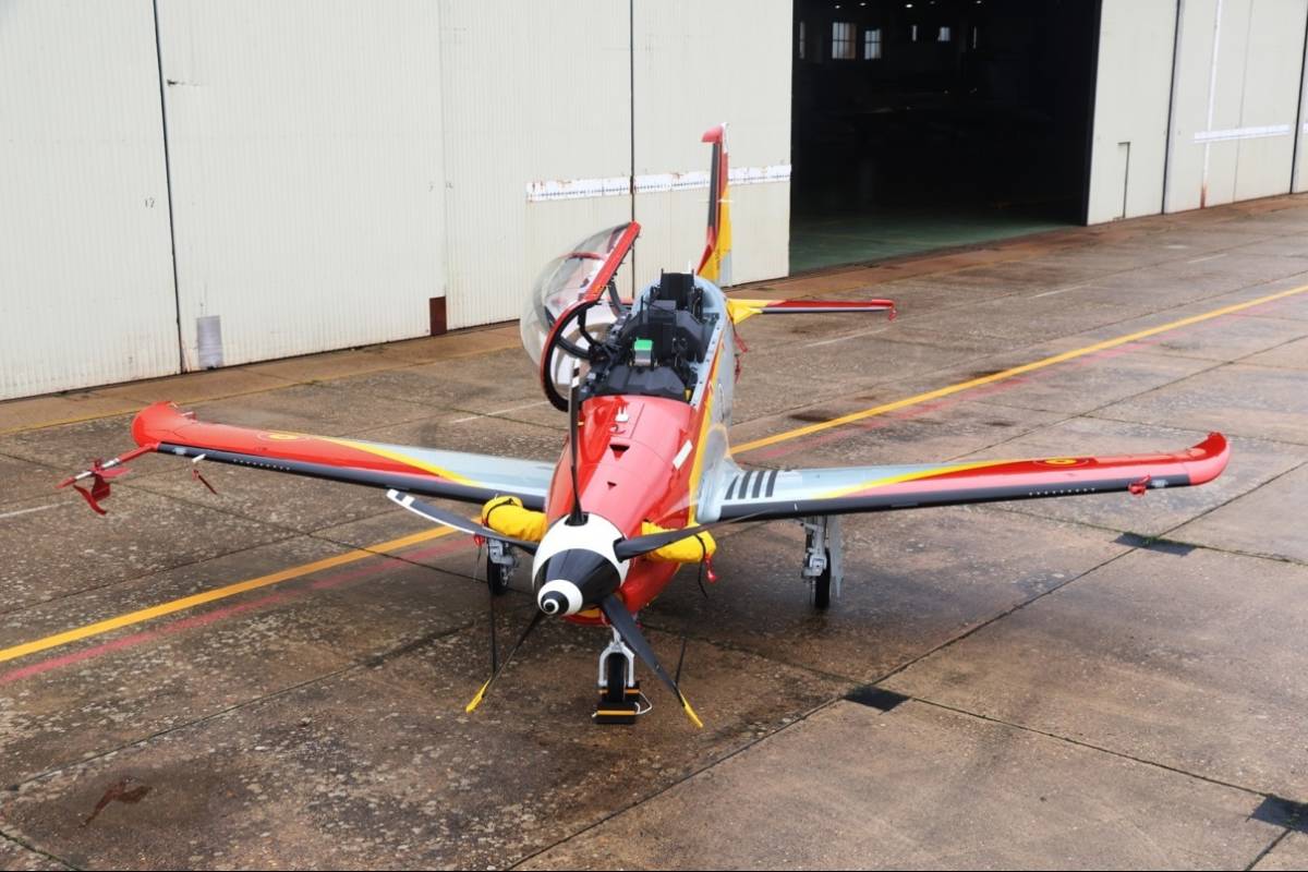 Vista frontal de uno de los PC-21 del CLAEX, en el extremo del ala derecha se aprecia la larga sonda o boom, que lo diferencia de los utilizados por la AGA.