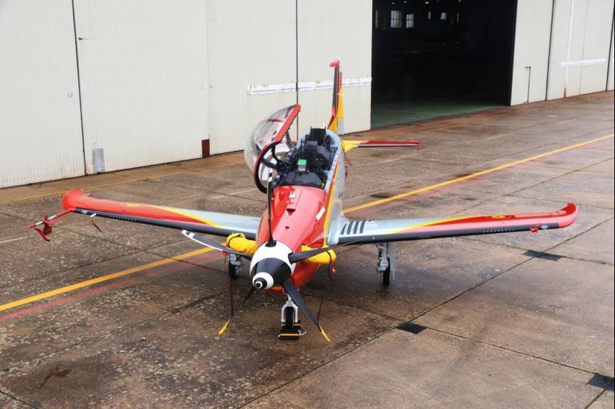 Vista frontal de uno de los PC-21 del CLAEX, en el extremo del ala derecha se aprecia la larga sonda o boom, que lo diferencia de los utilizados por la AGA.