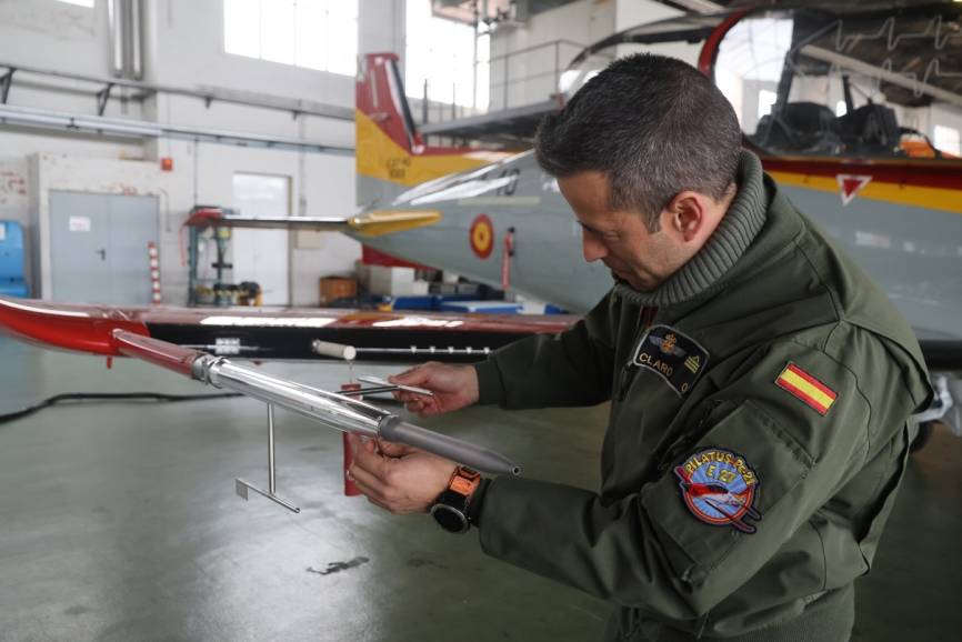 Detalle de la larga sonda o boom, que dotan los dos PC-21 del CLAEX.