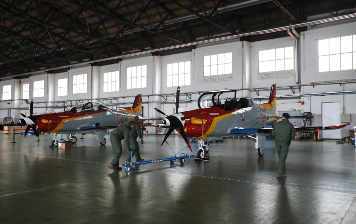 Los dos PC-21 del CLAEX, en el gran hangar con el que cuente el Centro, en la Base A�rea de Torrej�n.