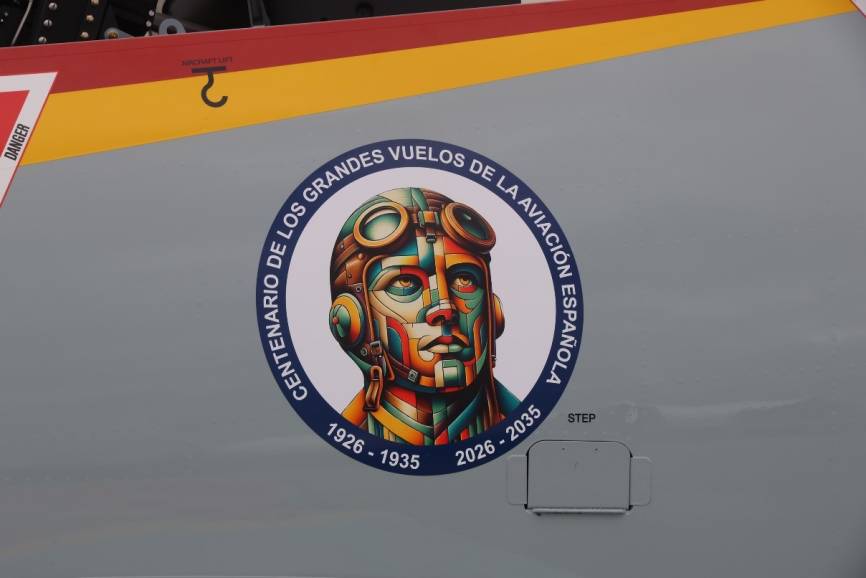 Uno de los PC-21 del CLAEX lleva pintado en su fuselaje el símbolo del Centenario de los Grandes Vuelos de la Aviación Española