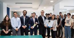 El ministro de Economia Carlos Cuerpo junto a los fundadores de FOSSA y parte del equipo de la empresa espa�ola que mas satelites ha puesto en orbita.