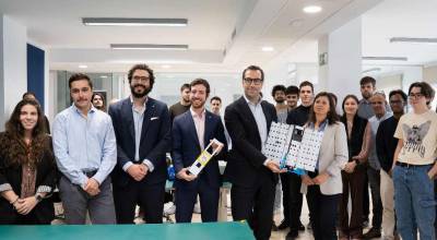 El ministro de Economia Carlos Cuerpo junto a los fundadores de FOSSA y parte del equipo de la empresa espa�ola que mas satelites ha puesto en orbita.