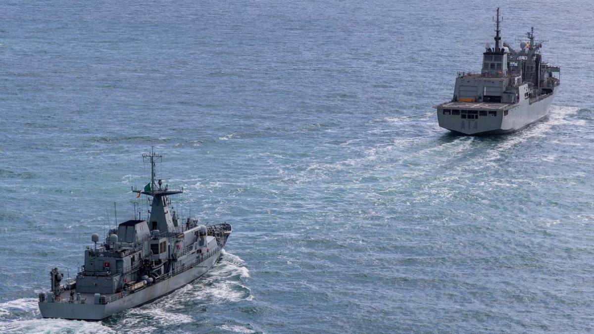 El OPV LÉ “George Bernard Shaw” sigue al BAC “Patiño” en aguas del Mar de Irlanda. (foto FLOAN) El OPV LÉ “George Bernard Shaw” sigue al BAC “Patiño” en aguas del Mar de Irlanda. (foto FLOAN)