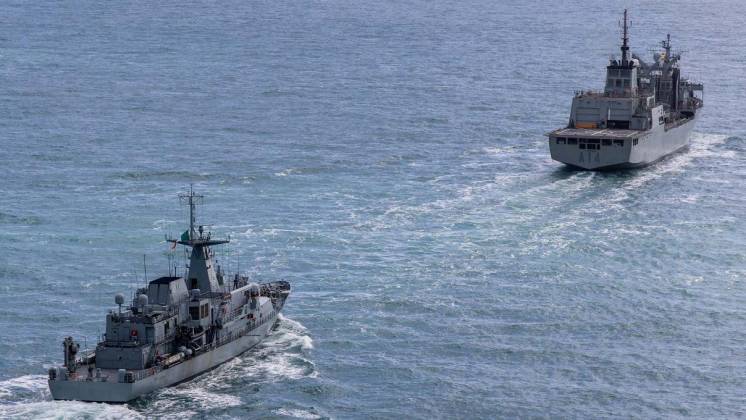 El OPV L� �George Bernard Shaw� sigue al BAC �Pati�o� en aguas del Mar de Irlanda. (foto FLOAN)