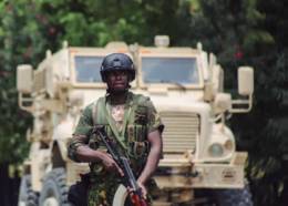 Integrante de la MSS con un blindado �MaxxPro� en Hait�.