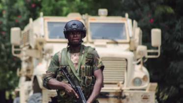 Integrante de la MSS con un blindado �MaxxPro� en Hait�.