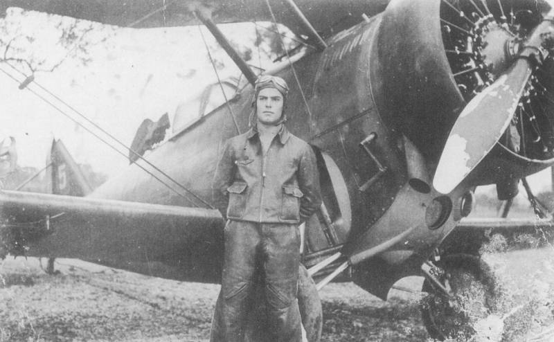 Juan Lario junto a un Grumman G-23 �Delf�n�.