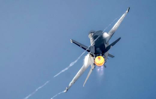 Postcombusti�n de la F-16 de la Fuerza A�rea de Chile (FACh) durante su vuelo de practica para FIDAE 2026 (Foto, Instagram: Crisian_Felipe_Stein) 