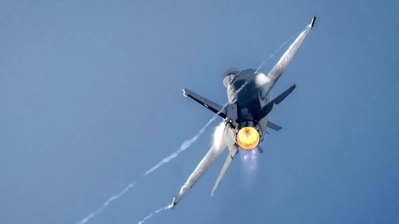 Postcombusti�n de la F-16 de la Fuerza A�rea de Chile (FACh) durante su vuelo de practica para FIDAE 2026 (Foto, Instagram: Crisian_Felipe_Stein) 