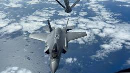 F-35 Lightning II del Demo Team de la USAF en reabastecimiento en vuelo por un KC-135E Stratotanker de la Fuerza A�rea de Chile (FACh)