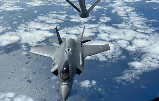 F-35 Lightning II del Demo Team de la USAF en reabastecimiento en vuelo por un KC-135E Stratotanker de la Fuerza A�rea de Chile (FACh)