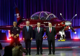 (De izquierda a derecha) Comandante en Jefe de la FACh, general del aire Hugo Rodr�guez, presidente Jos� Antonio Kast, Ministro de Defensa Fernando Barros y director ejecutivo de ENAER, Henry Cleveland Cartes.