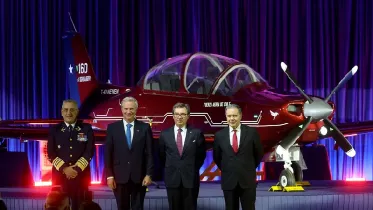 (De izquierda a derecha) Comandante en Jefe de la FACh, general del aire Hugo Rodr�guez, presidente Jos� Antonio Kast, Ministro de Defensa Fernando Barros y director ejecutivo de ENAER, Henry Cleveland Cartes.