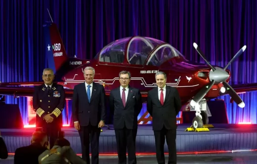 (De izquierda a derecha) Comandante en Jefe de la FACh, general del aire Hugo Rodr�guez, presidente Jos� Antonio Kast, Ministro de Defensa Fernando Barros y director ejecutivo de ENAER, Henry Cleveland Cartes.