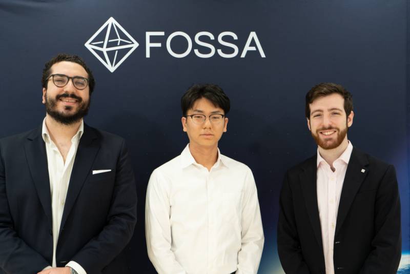 Vicente Gonz�lez y Juli�n Fern�ndez con Yusaku Sato (FOSSA Systems)