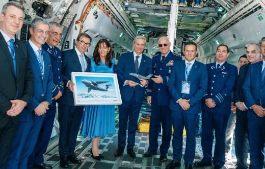 Presidente Jos� Antonio Kast posando con una maqueta del KC-390 Millennium junto a la comitiva de Embraer y Fuerza A�rea de Brasil, FIDAE 2026.