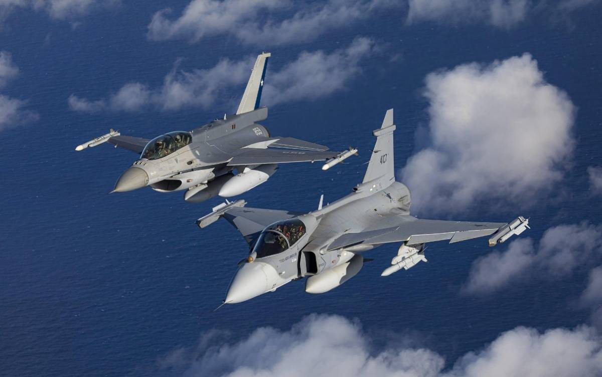 Gripen/E y F-16/D Block 50 volando juntos sobre los cielos de Brasil, en Cruzex 2024.